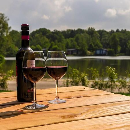 Luxe Chalet In Oosterwolde In Friesland, Op Rustig Park Met Uitzicht Op Meer En Strandje מראה חיצוני תמונה