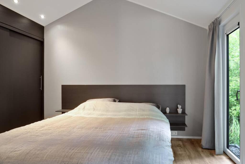 Luxe Chalet In Oosterwolde In Friesland, Op Rustig Park Met Uitzicht Op Meer En Strandje מראה חיצוני תמונה