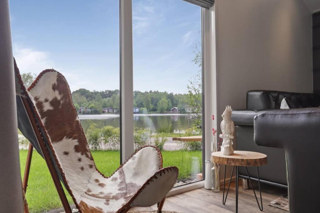 Luxe Chalet In Oosterwolde In Friesland, Op Rustig Park Met Uitzicht Op Meer En Strandje מראה חיצוני תמונה