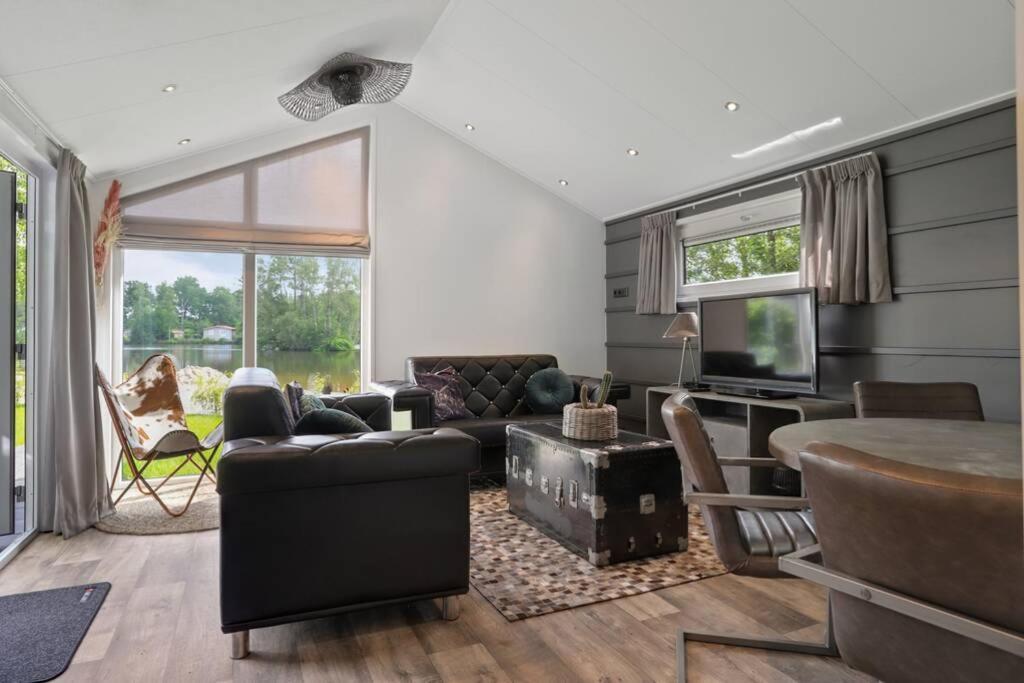 Luxe Chalet In Oosterwolde In Friesland, Op Rustig Park Met Uitzicht Op Meer En Strandje מראה חיצוני תמונה