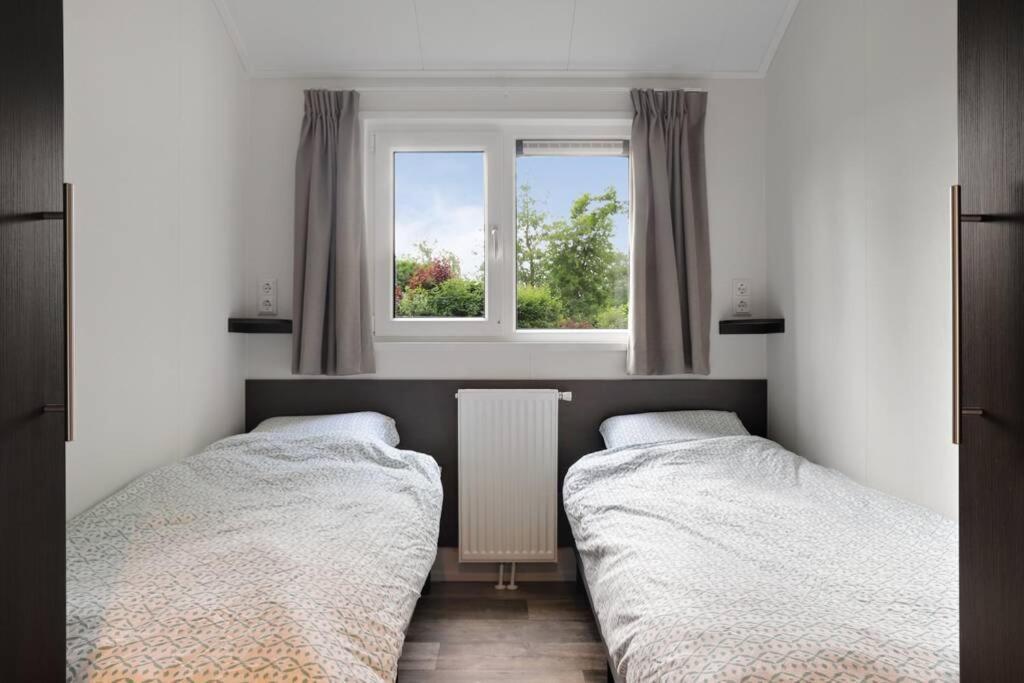 Luxe Chalet In Oosterwolde In Friesland, Op Rustig Park Met Uitzicht Op Meer En Strandje מראה חיצוני תמונה