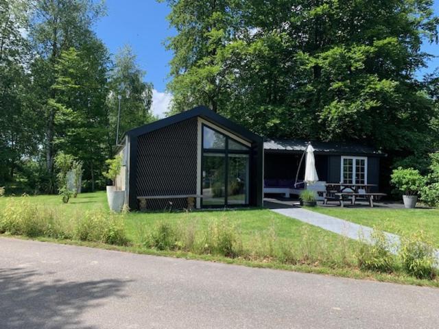 Luxe Chalet In Oosterwolde In Friesland, Op Rustig Park Met Uitzicht Op Meer En Strandje מראה חיצוני תמונה